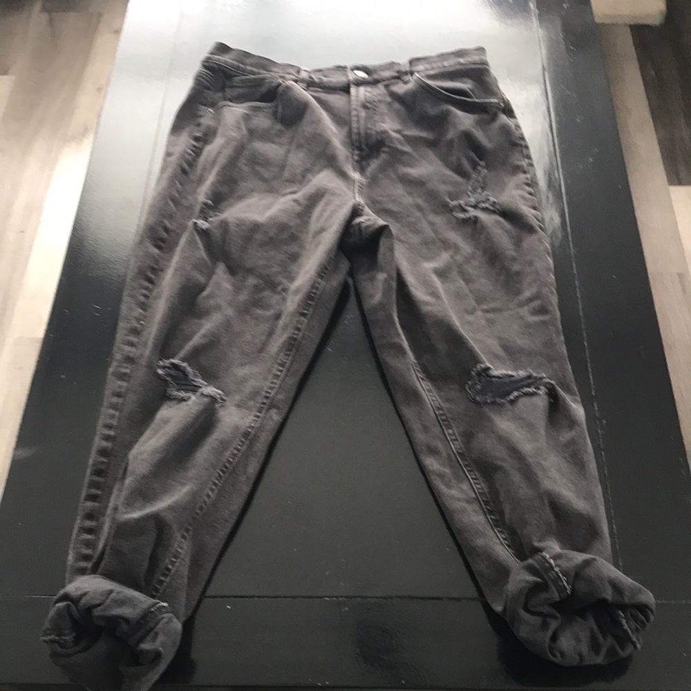 Relaxed Boyfriend Jeans in Washed Black with Distressed Knees
